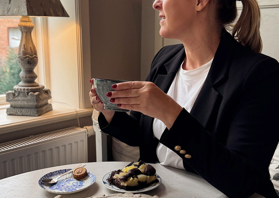 ARNIS SO CHARMANT! Das Lächeln einer älteren Dame, ein Flohmarktschatz & nordisches Lebensgefühl im Café. Mein Spätsommertag in Arnis an der Schlei.